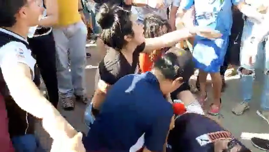 Mujer Grita por Giani Mientras Cuida a Ahumada Herido thumbnail